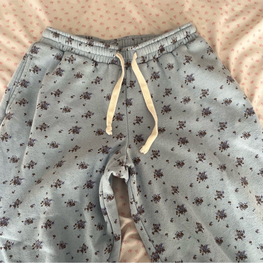 Urban outfitters blue floral print sweatpants🎀🎀